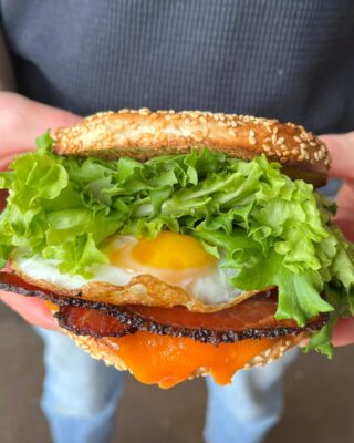 The brunch crunch 💥

Ft. @kettlemans sesame bagel + Fieldless Northern Crunch + sunny side up egg + empty cheddar + mayo.